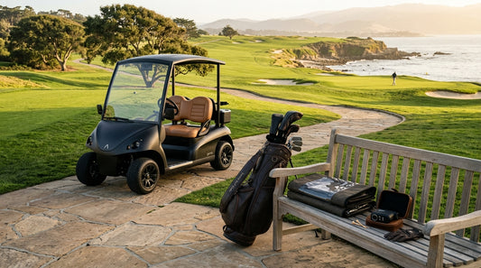 Carrito de golf y equipo de golf junto a un banco de campo de golf
