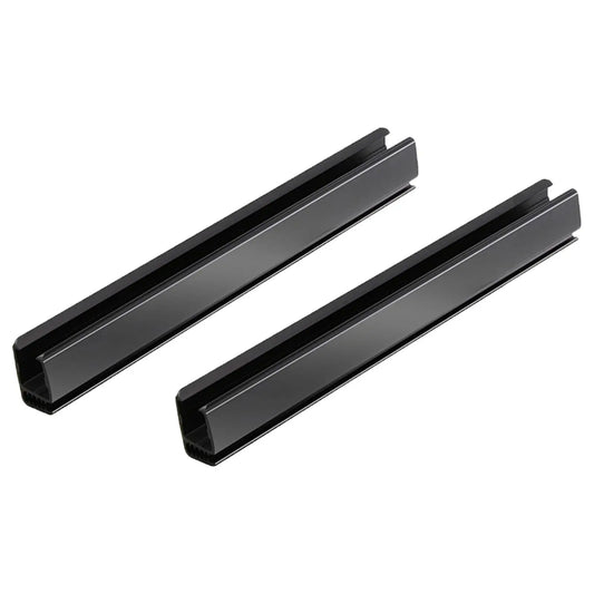 Par de clips negros de retención de parabrisas en forma de canal mostrados por separado - Fairway Fort™